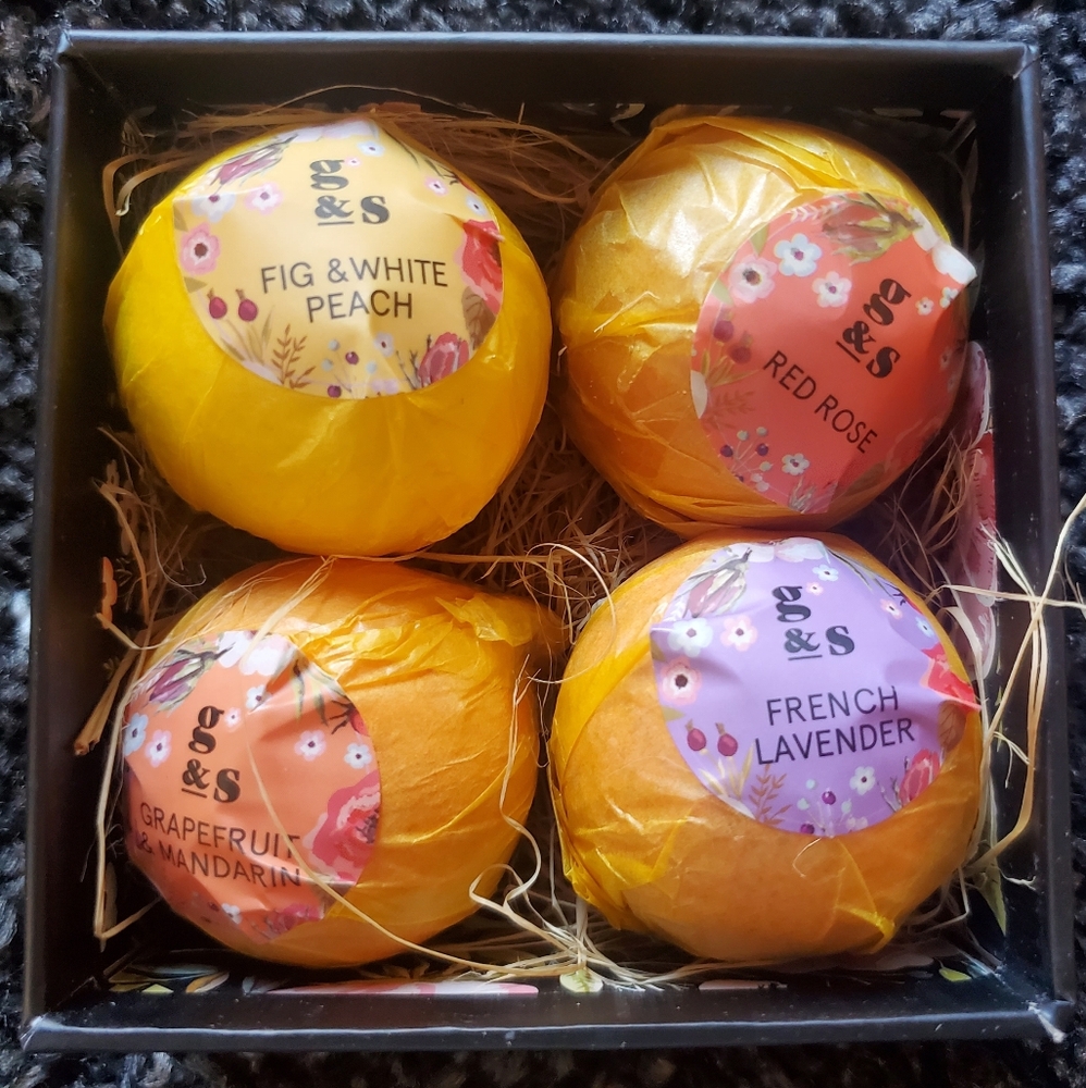 Grace & Stella 4 Pack Moisturizing Shea & Cocoa Butter Bath Bombs